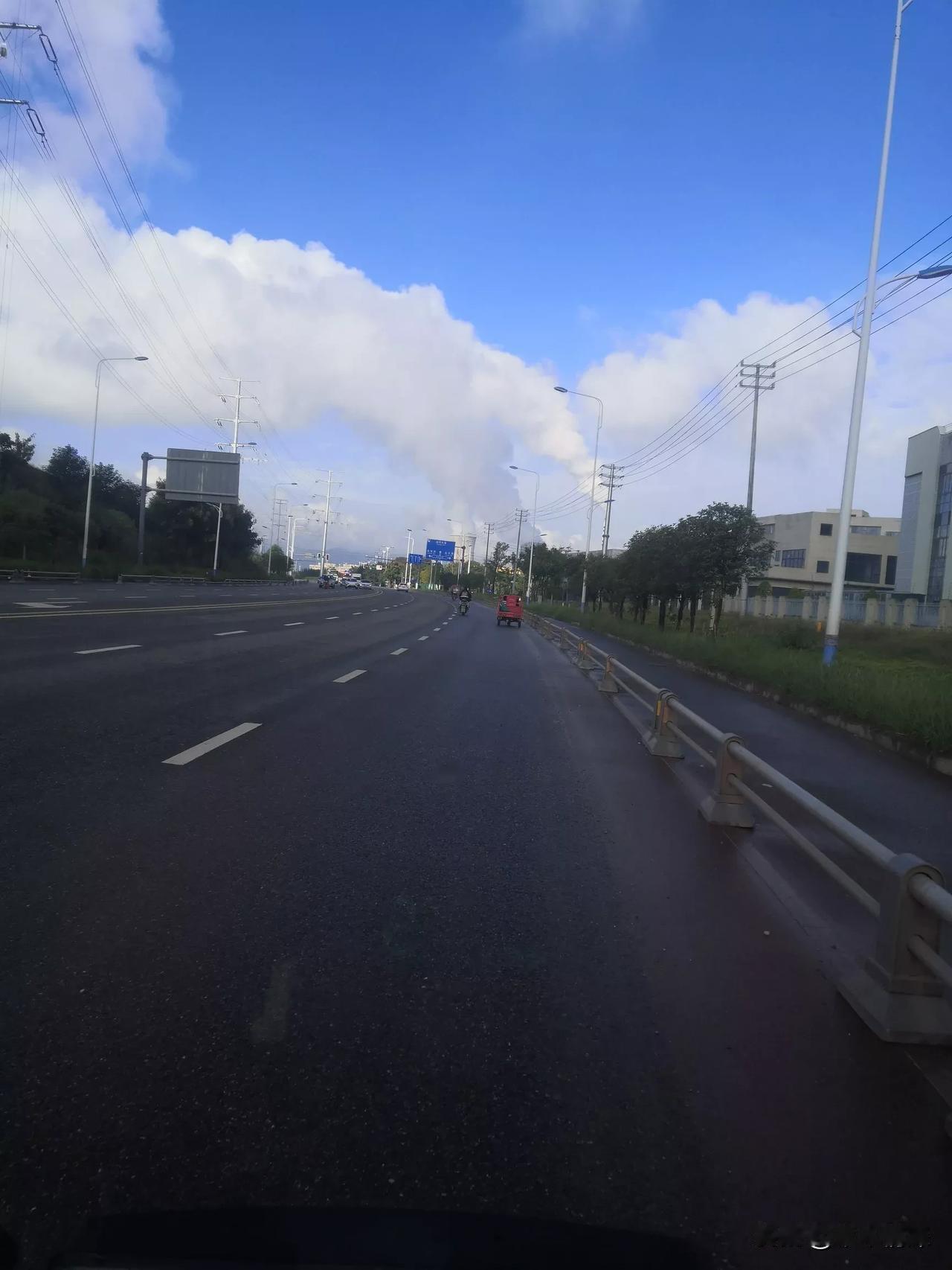 近日，路过淮口最美的风景，从这张图片中可以看到，蓝蓝的天上，飘着白云，原来有两个