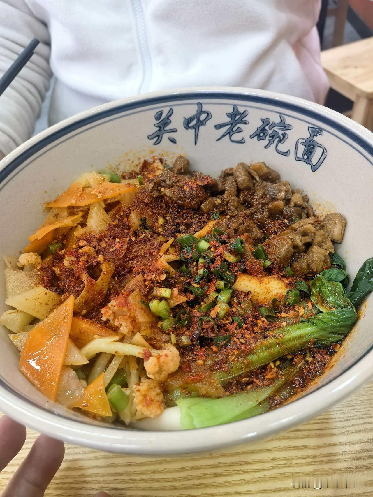 想问问陕西的朋友们，这油泼面看起看正宗吗？
之前去了文章那个店，人太多了就没吃。