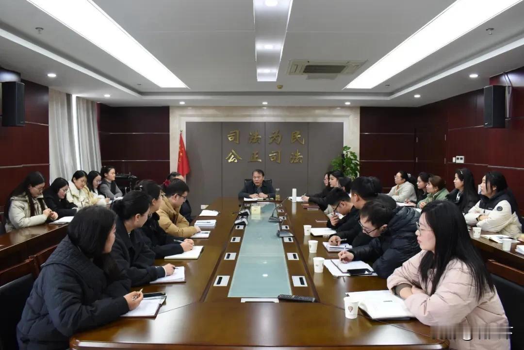 阜阳市颍州区法院召开青年干警座谈会
近日，颍州区法院召开青年干警座谈会，会议由院