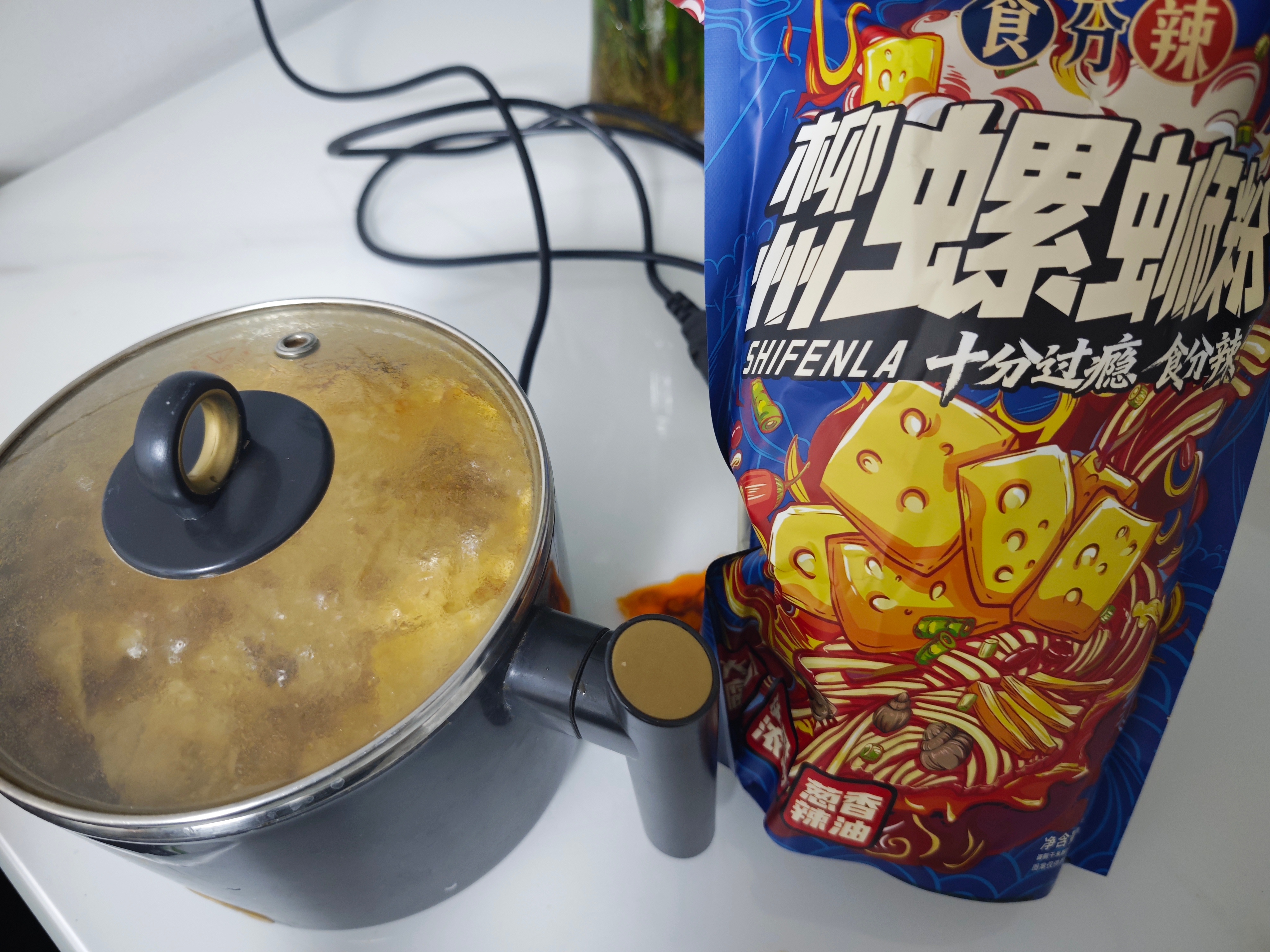 生活手记 深夜下班再整点儿饭。晚七点刚吃完饭，倒剩饭的时候看到了三只猫，两橘一白