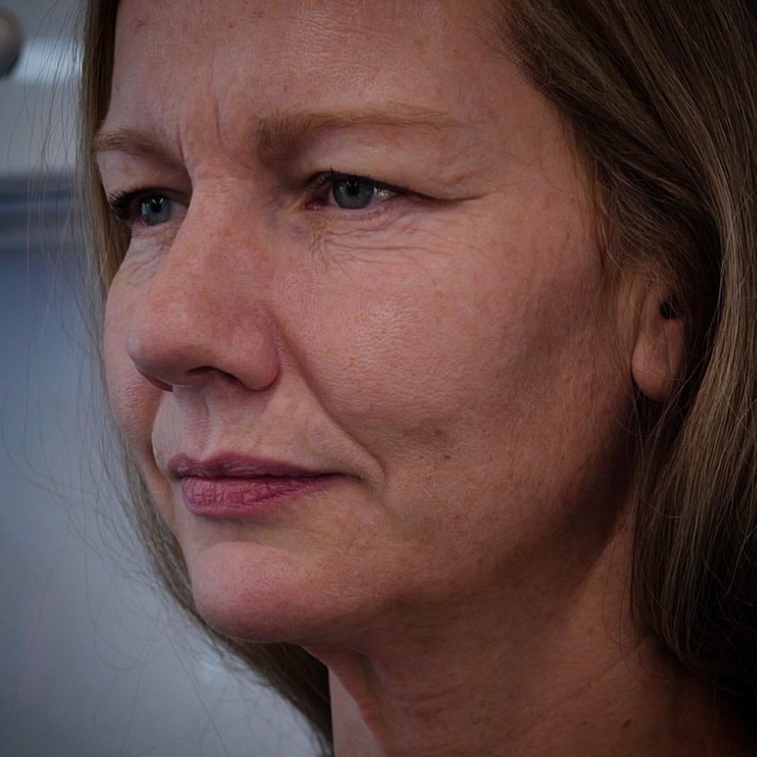 桑德拉·惠勒在《挽救计划》中的妆照，比她日常的造型会变老几岁这个妆容由 10 个