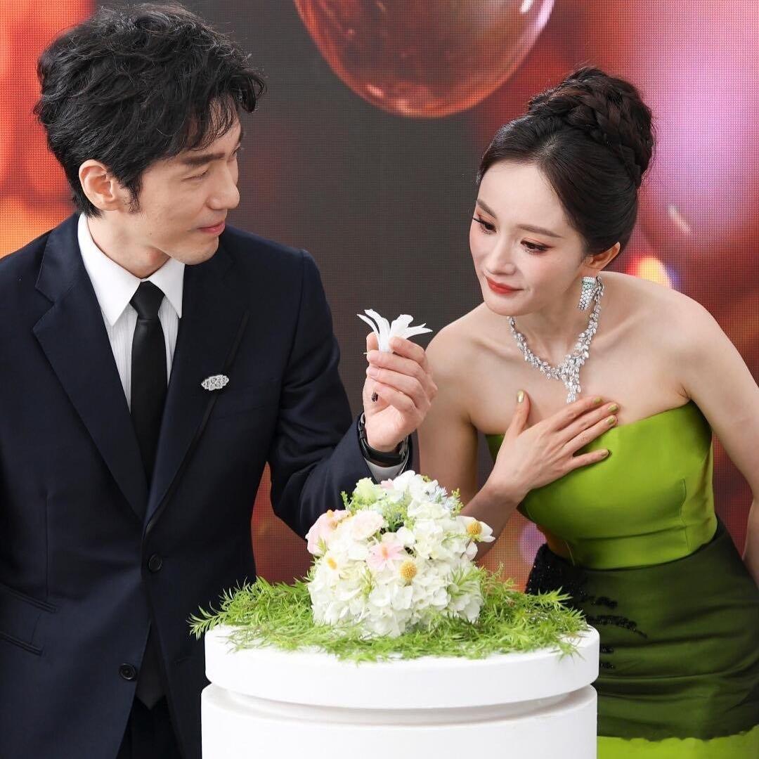 白宇摘下白玉兰送给杨幂四年前追《谢谢你医生》时，白术和肖砚的感情线没等到圆满收场