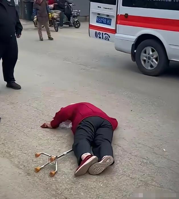 杭州62岁阿姨摔倒躺在路边25分钟，路人不敢上前搀扶，救护车接进急诊，她一口咬定