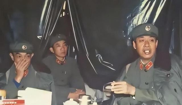 1985年夏，在老山前线，第67集团军的首长们正在吃晚饭。突然，一个鬼鬼祟祟的身