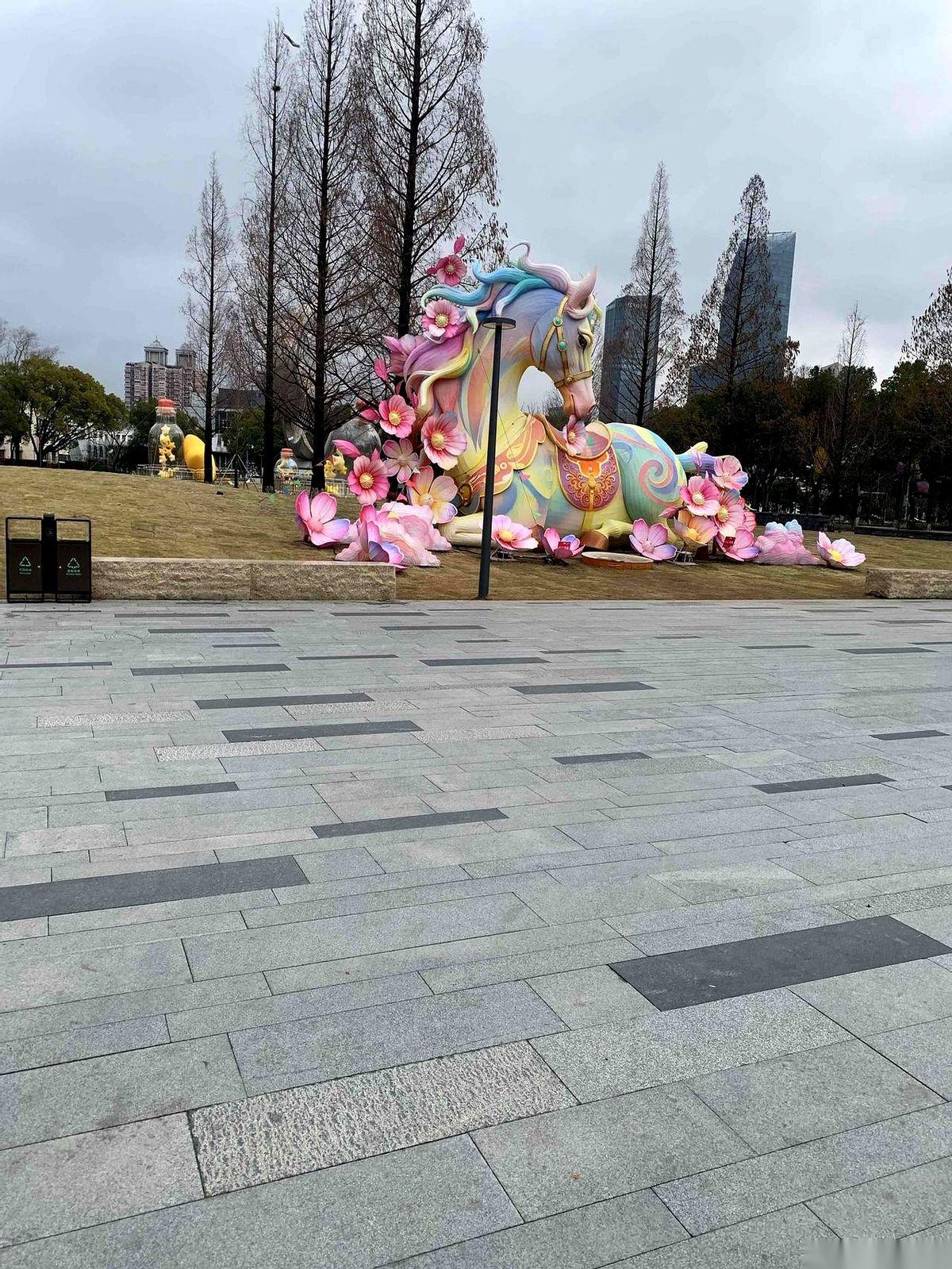 75万。
我辛辛苦苦干了半辈子的店，卖了75万。
本来一半是死期，给我儿子攒的婚