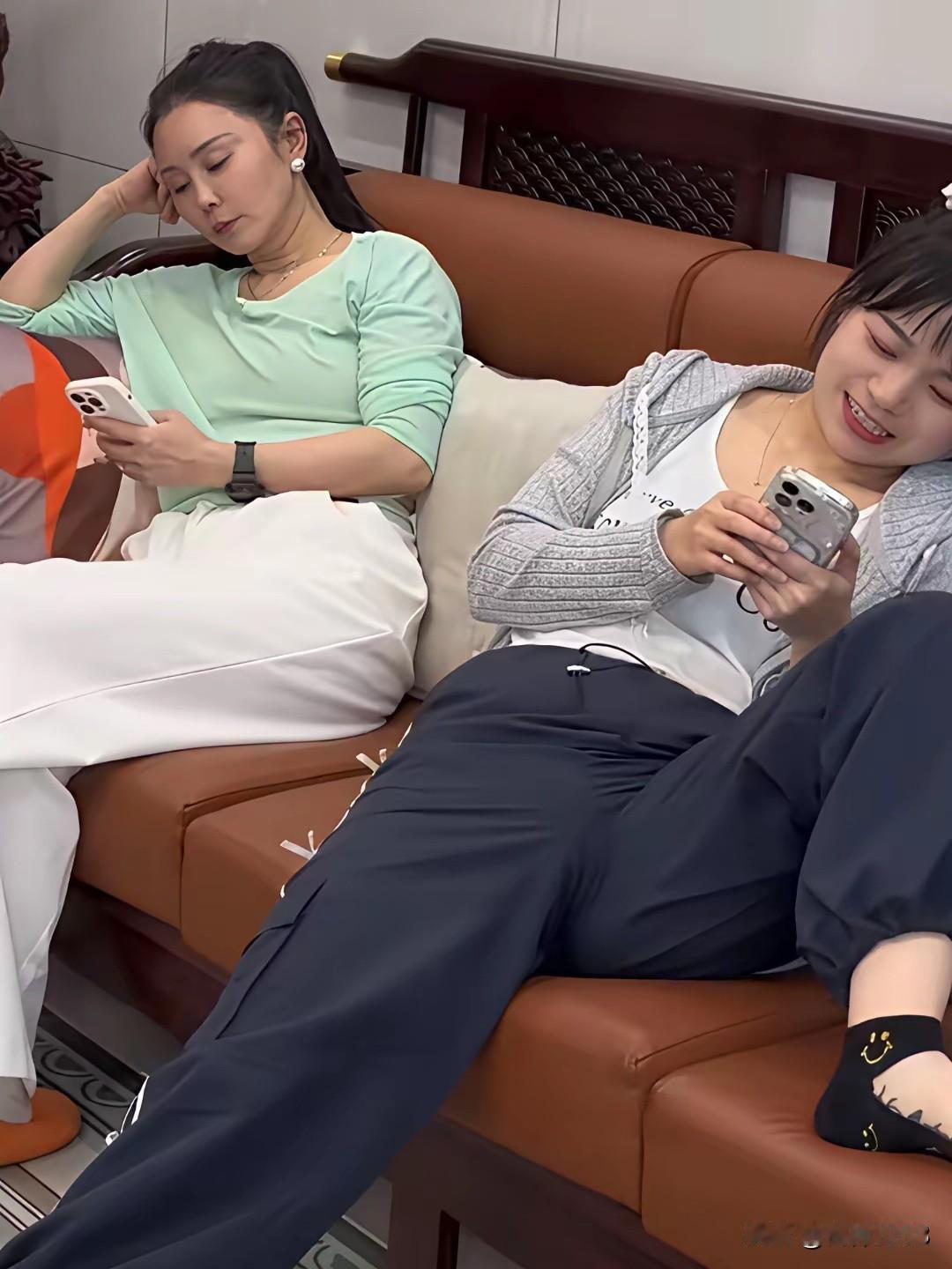 女性朋友无论在什么场合，都要注意自己的个人形象，坐有坐相，千万不能太豪放了！