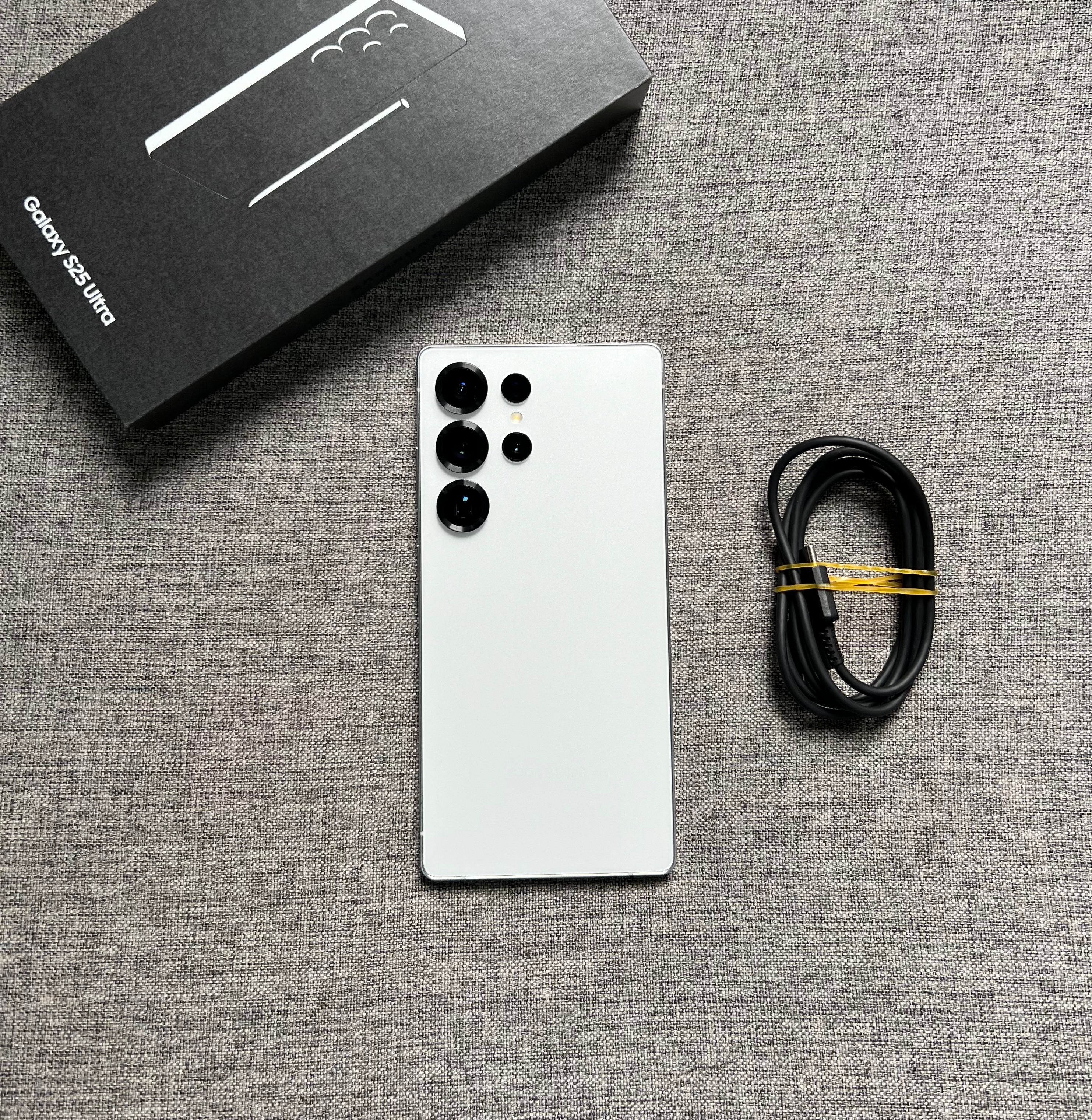 三星S25 Ultra 12+512G 钛辉银，仅使用半个月，成色完美全套，全国