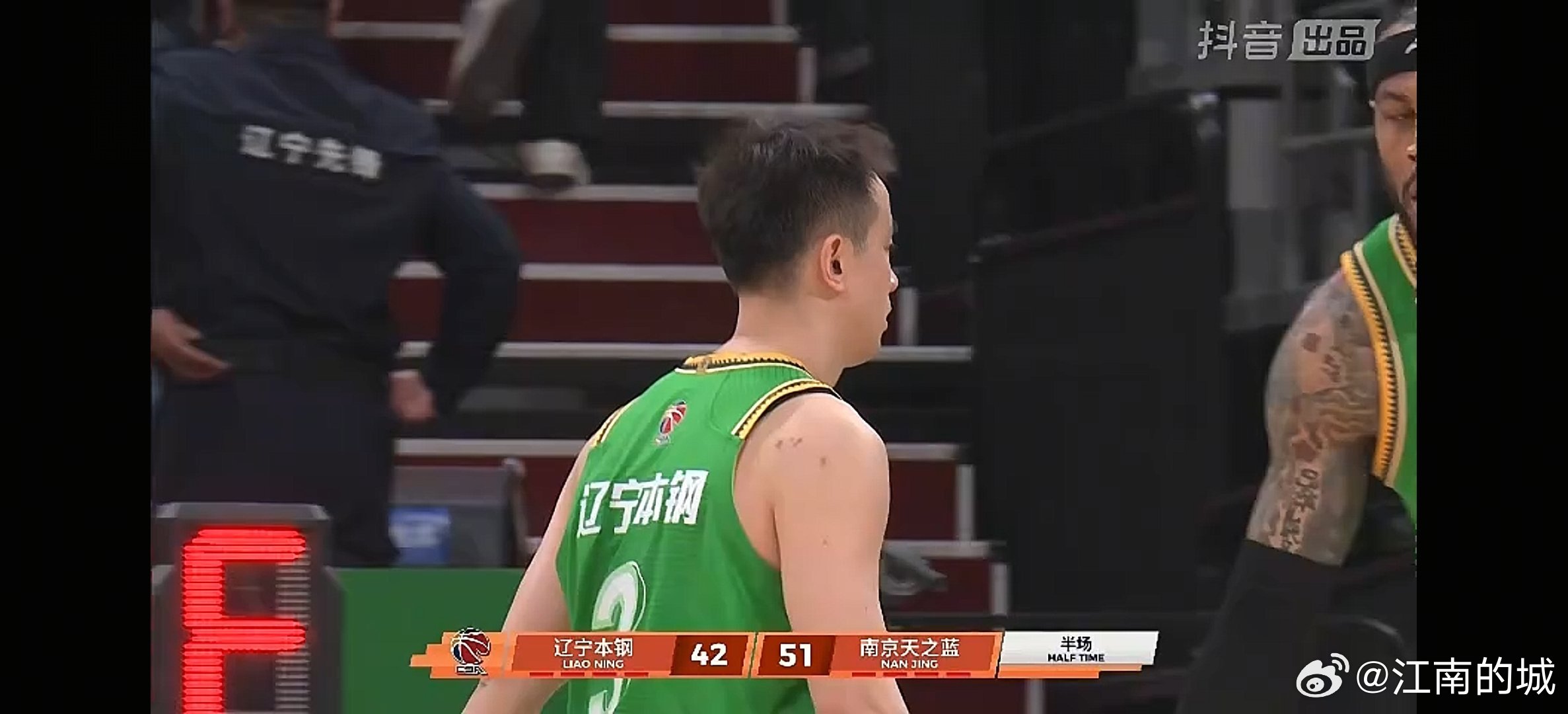 半场结束，辽宁本钢落后南京同曦九分。cba