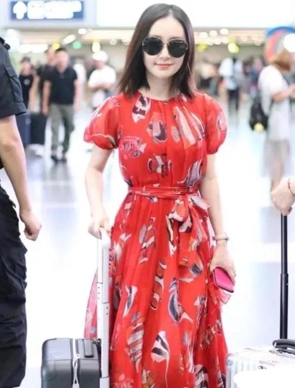 舒畅身穿一袭红色碎花连衣裙，超级显白显嫩显气质，美的格外“养眼”～