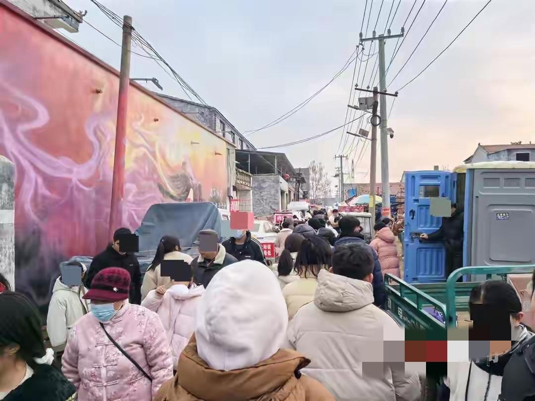 天安门墙画带火河南小村 商贩单日营收超2万
 
河南商丘吴营村因一幅18米长、8