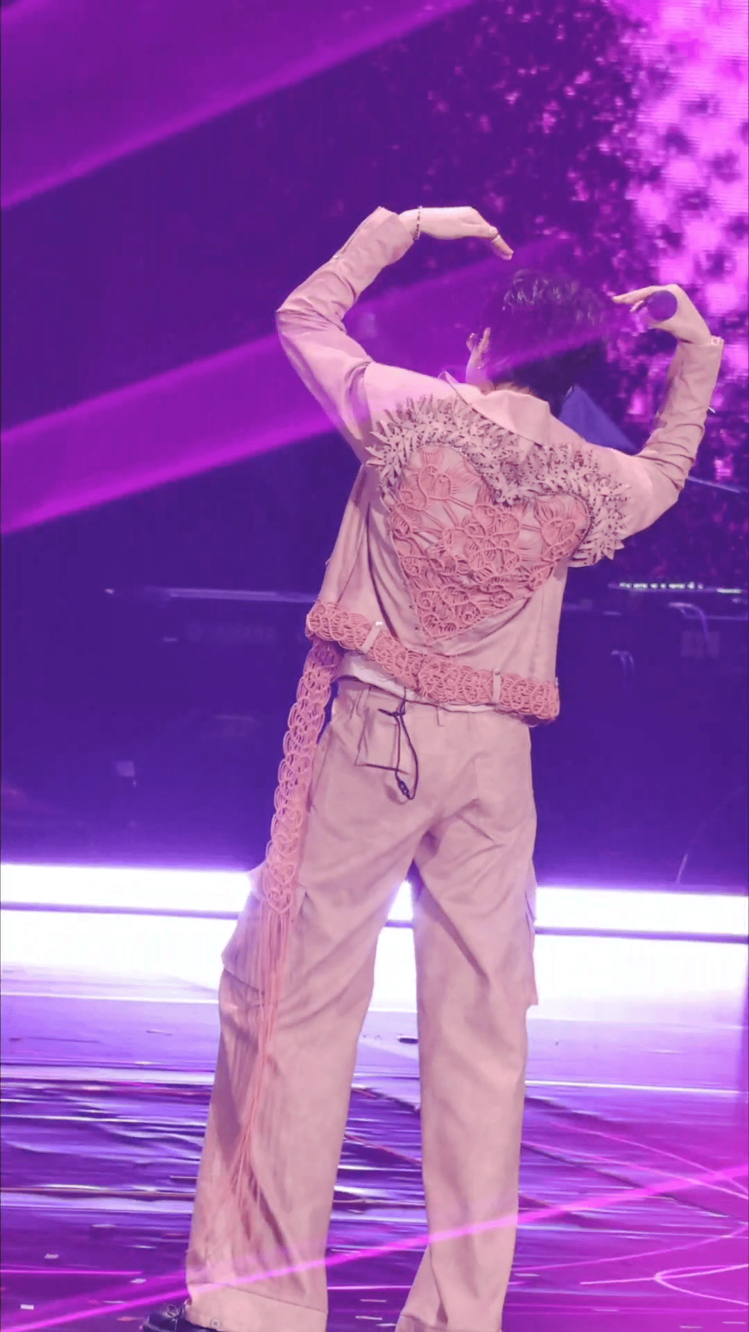 刘宇宁上好佳品牌代言人🐾刘宇宁可口可乐品牌代言人🐾摩登兄弟 粉紫色灯光相拥，