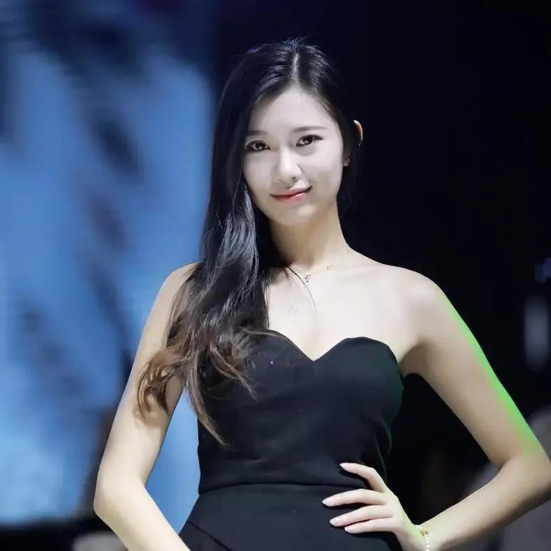 黑裙优雅，气质迷人！气质黑裙 轻奢时尚黑裙 贵气黑裙女神 气质吊带黑裙 气质黑长