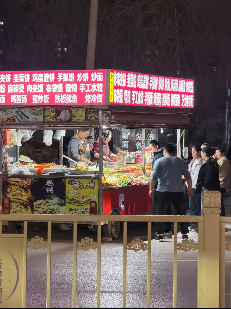 大学城小吃街有自己的压缩包技多不压身在此刻具象化了治好了小摊太多不知道选哪家的症