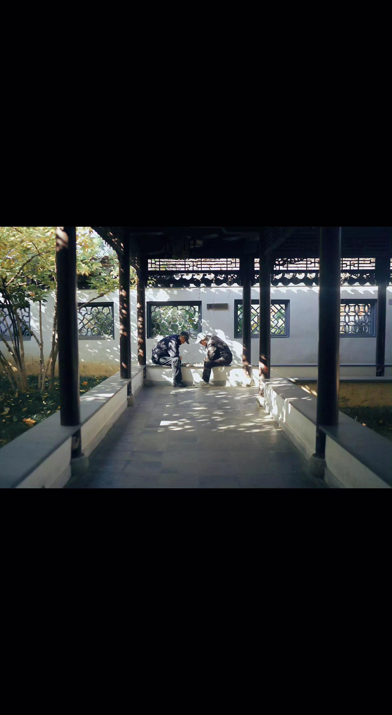 🎯光影落棋盘，楚河汉界藏春秋。竹影扫阶尘不动，棋子敲碎日头⏳。岁月在博弈里慢成