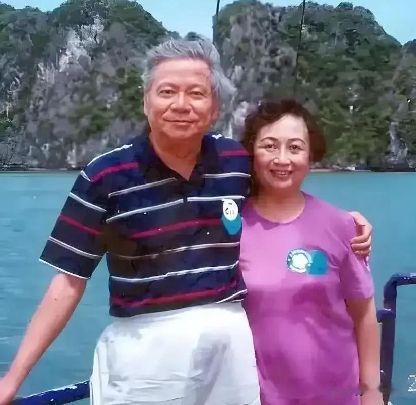 2002年，70岁的洪君彦和妻子陈贤英在越南下龙湾游船留下的珍贵合影，幸福温馨。