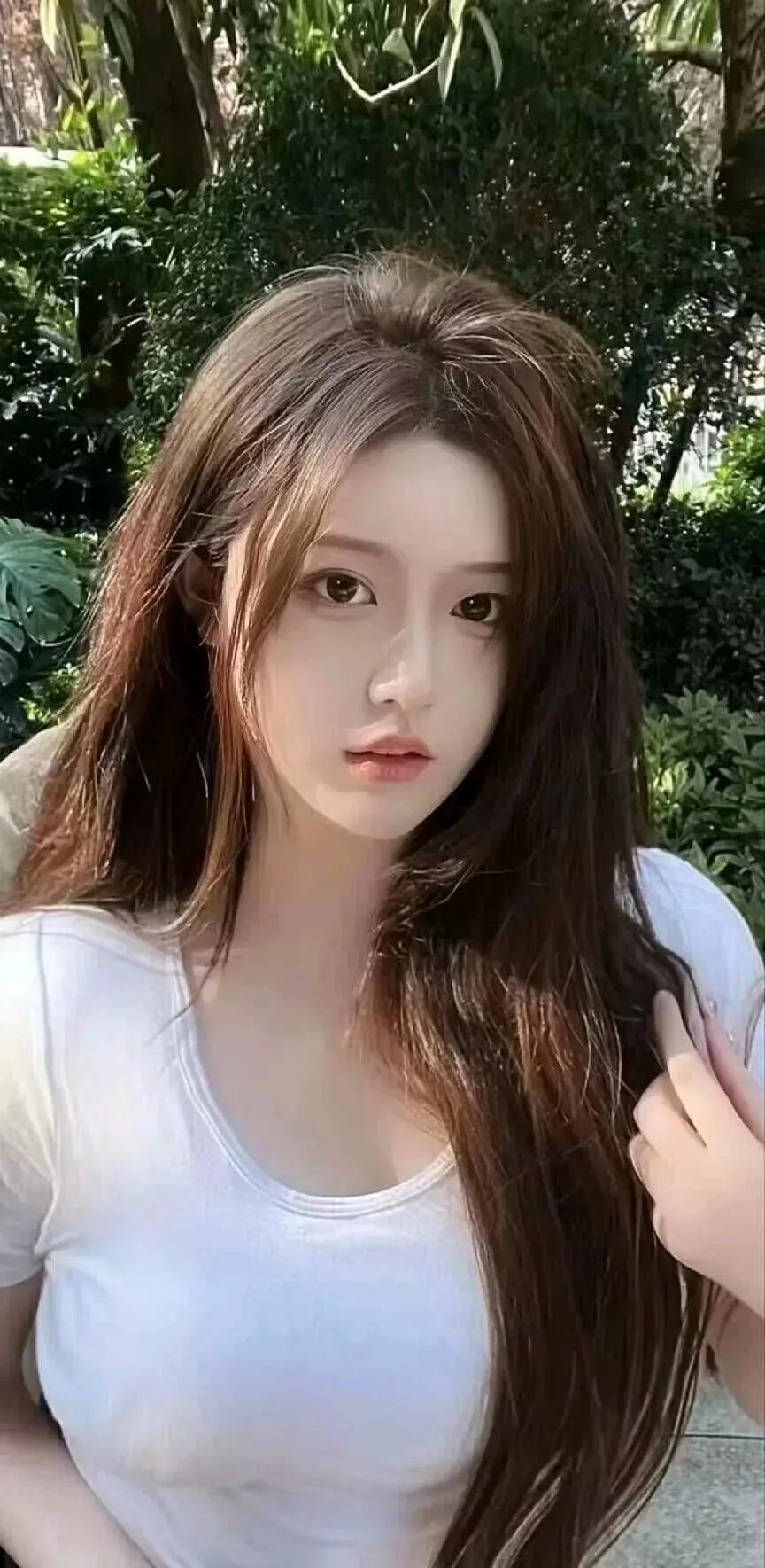 阳光下的清新少女，自然妆容，温柔动人