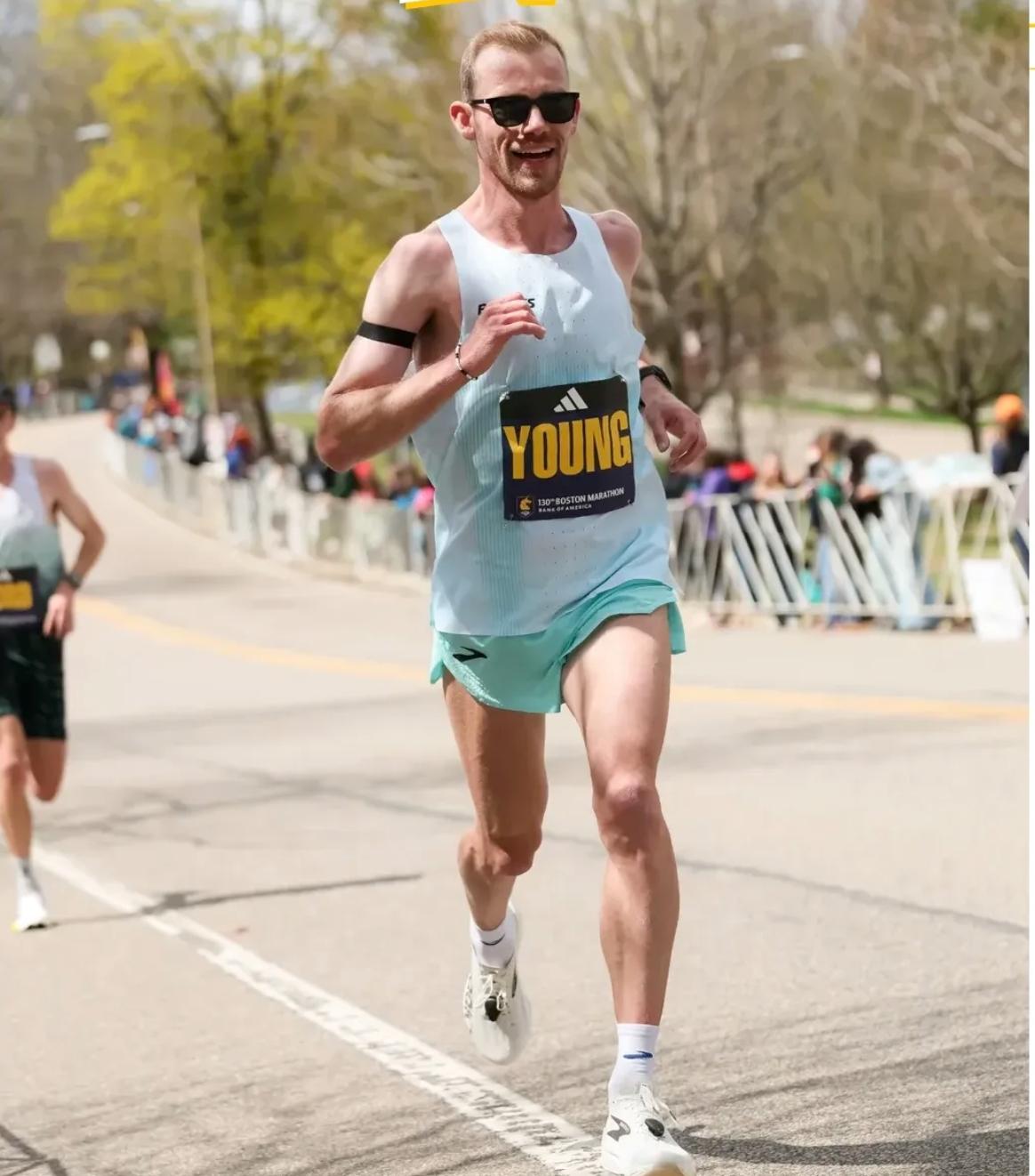 你敢相信吗？
有人被医生断言，再也无法站上竞技赛场，
却在11周后，刷新了自己的