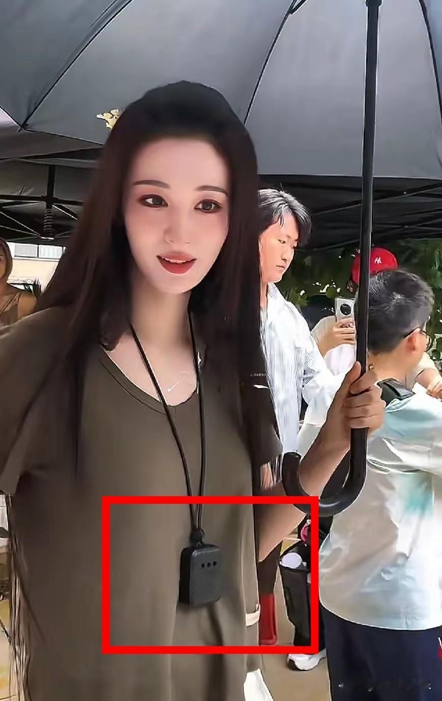 看到王楚然的路透

喜欢她和不喜欢她的都沉默了

不是因为造型有多出圈，而是她脖