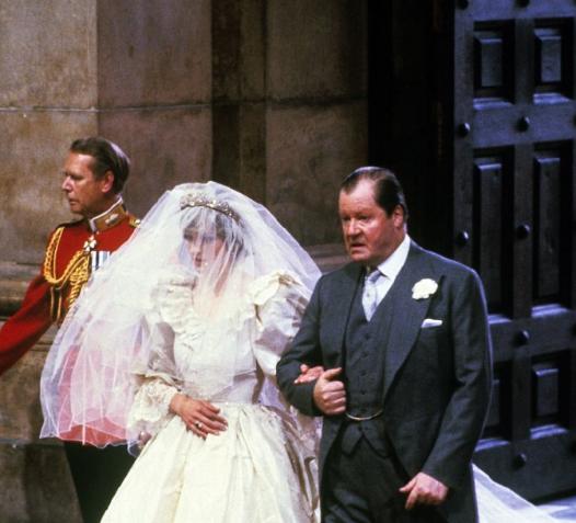 戴安娜王妃和夏琳王妃的丈夫都出轨，两人的境遇大不同，一人衰老一人容颜不改。
戴安