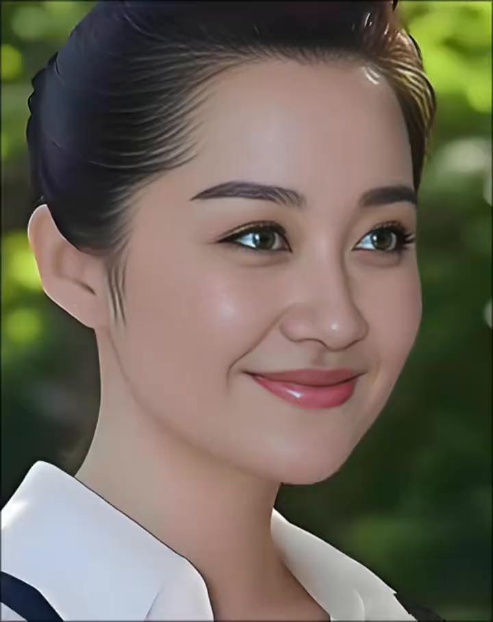 她生得十分养眼，体态丰盈而匀称，举手投足间尽显大方与优雅。一袭华服更添光彩，由内