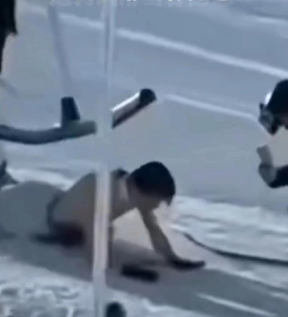 雪道不是游乐场！阿勒泰滑雪场有人竟用绳索套脖，让同伴牵引滑雪。这种操作看着刺激，