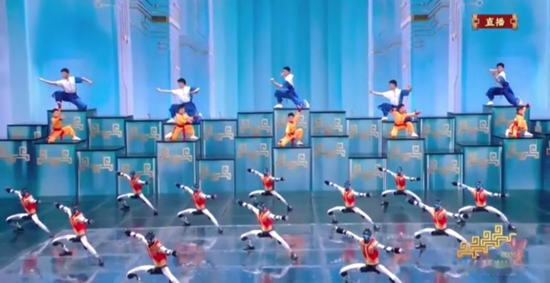 今年总台马年春晚以“骐骥驰骋，势不可挡”为主题，在技术创新与情感表达之间找到了恰