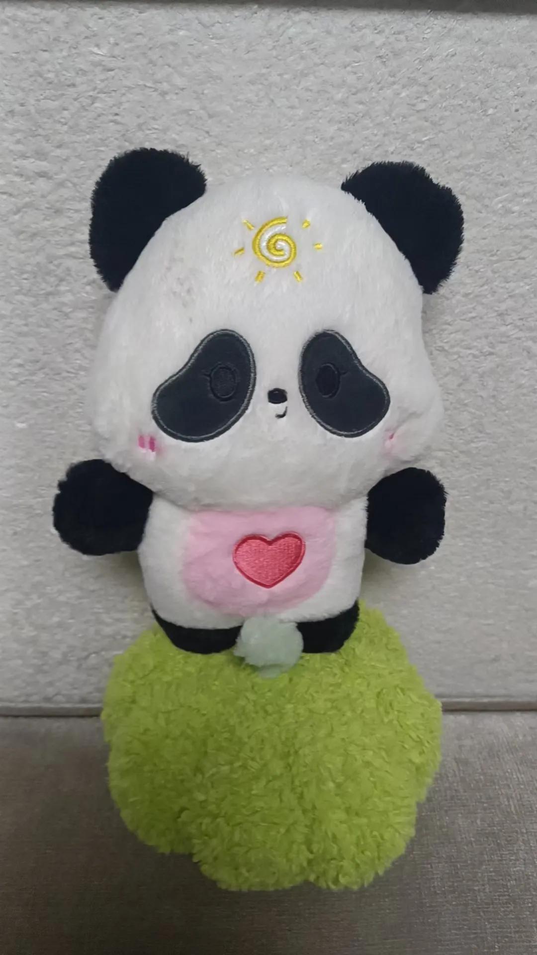 #妙笔生花创作挑战#孩子在公园玩的时候，抓到了一个布娃娃，熊猫我认识，它脑门上这
