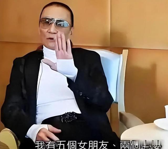 果真还是男人更了解男人，
我跟我老公聊起谢贤、谢霆锋家的事时，
我说，“谢贤自己