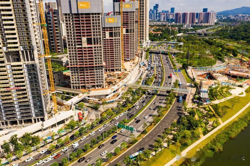 深圳的经济活力、科创能力、年轻人口比例，以及在大湾区里的核心位置，并没有改变。土