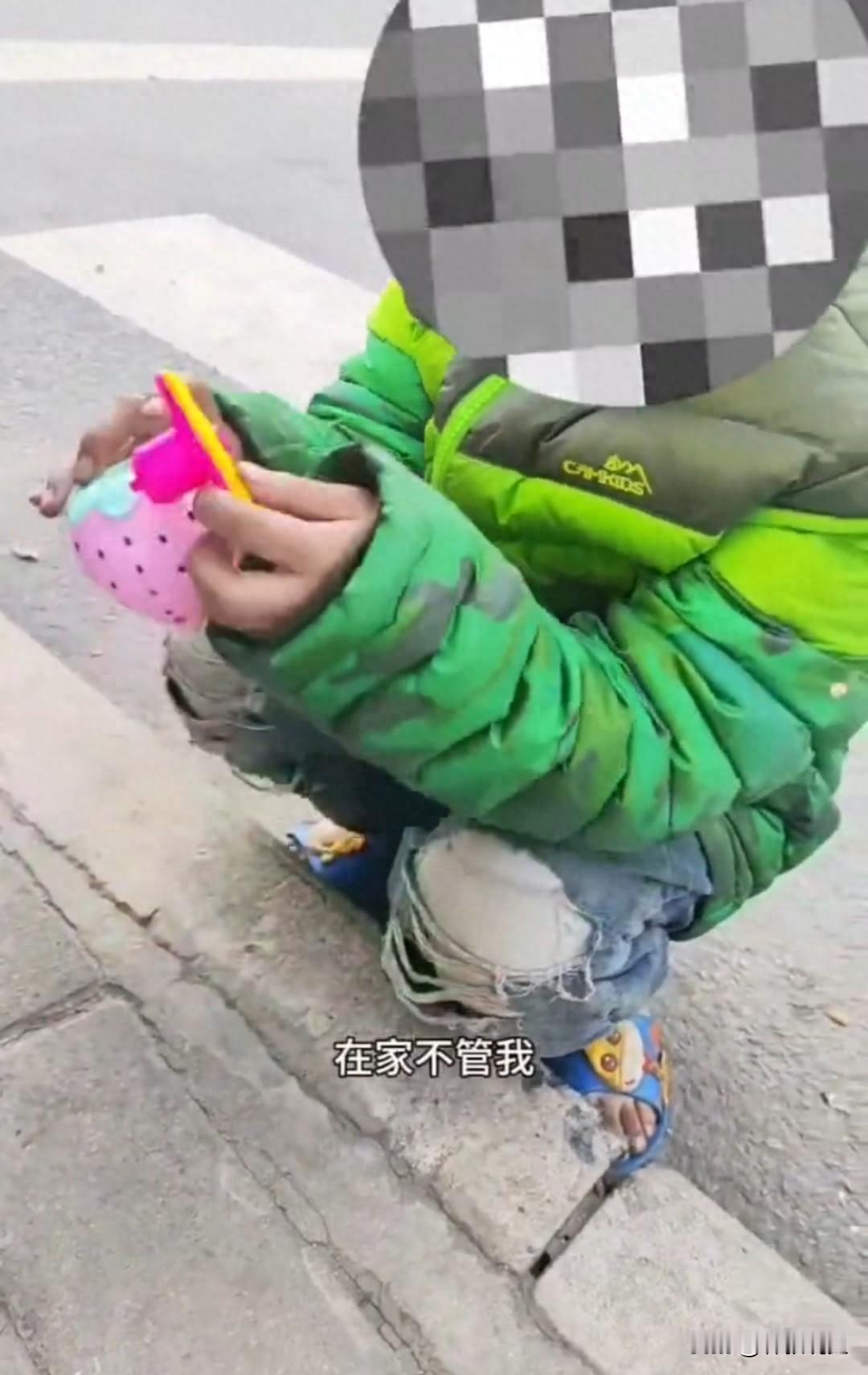 11月11日，西安一8岁左右女孩没有上学、大冬天穿着凉拖鞋在路边玩耍引发网络关注