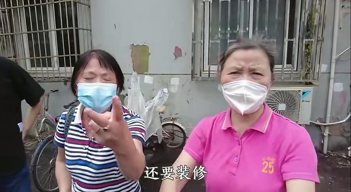 视频里说，上海浦东新区沪东地区一阿姨面临动拆迁，原本自己的一套“老破小”也不过2
