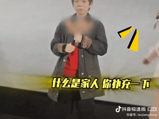 认真的讲，建议杜江霍思燕夫妇带着嗯哼去找贾乃亮拜师吧！
霍思燕带嗯哼参加电影首映