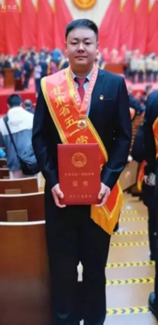 何振林，男，1993年7月生，甘肃景泰人，中国共产党党员，甘肃东方钛业粗品生产一