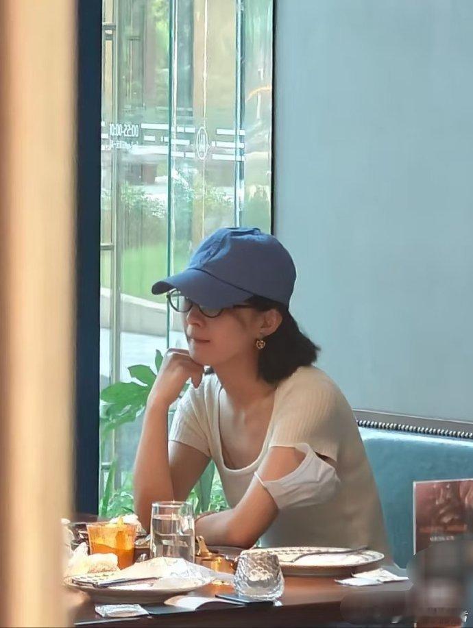 上海偶遇赵丽颖吃饭 被偶遇时正和朋友享受美食，整个人透着轻松的气息，气色好到发光