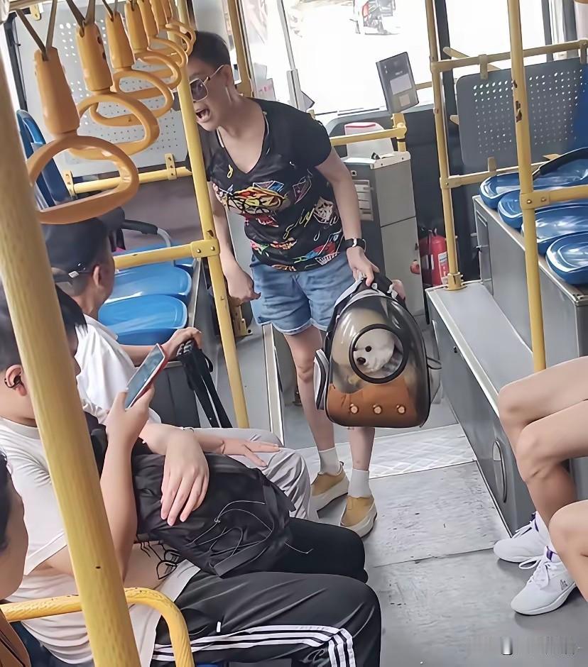 又是一起因为带狗的争论，
之前是因为狗进餐厅，狗进浴室，狗进商场等产生了不愉快，