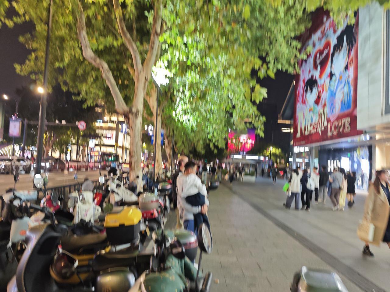 杭州西湖的夜晚人潮涌动，游客如织。车水马龙交汇在一起，呈现出一派热闹景象。看来杭