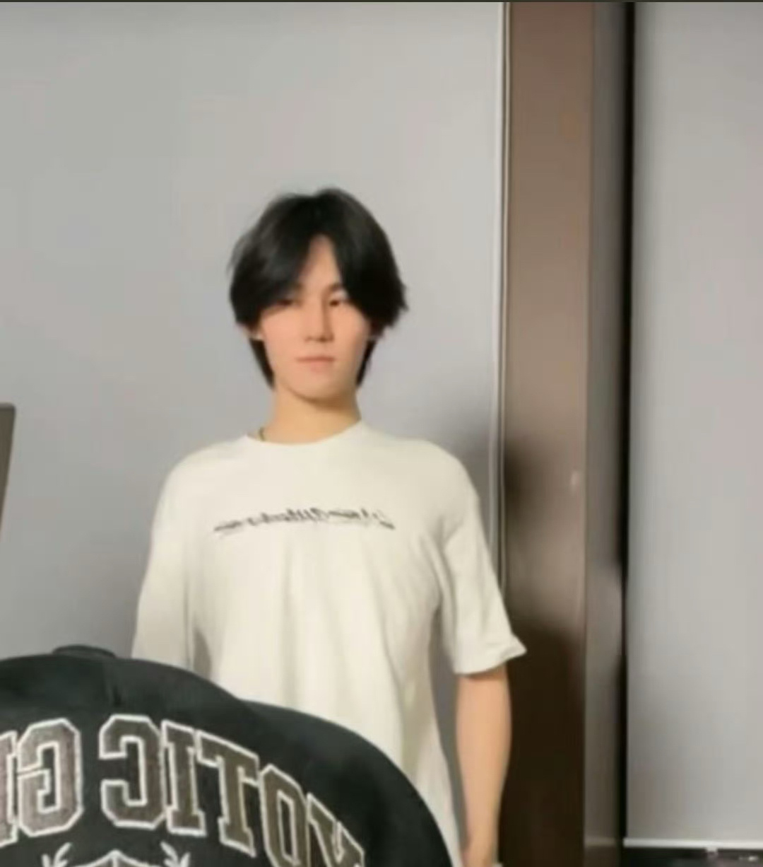#张真源直播跳舞#张真源又双搞抽象喽，进去直播就看到张真源站军姿，直播间军训第一