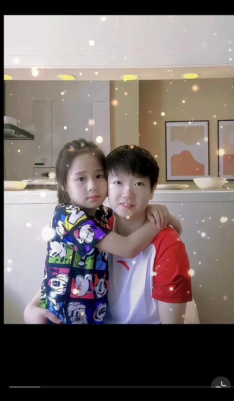 小豌豆好幸福[打call]可以和莎莎姐姐抱抱
不是亲姐妹，胜似亲姐妹，漂亮的姐妹