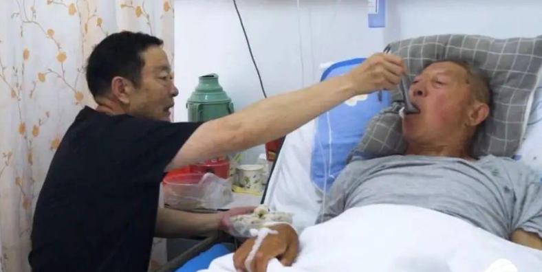 马怀龙是青岛众多民警之一，15年间坚守岗位，手中拿到的46把居民钥匙更是居民对他