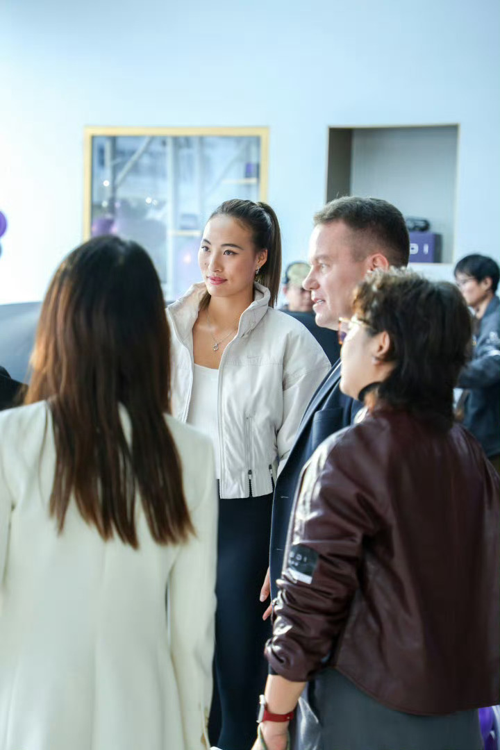 郑钦文的旅行新搭子郑钦文提的这台奥迪E5 Sportback钦定版，真不是啥代言