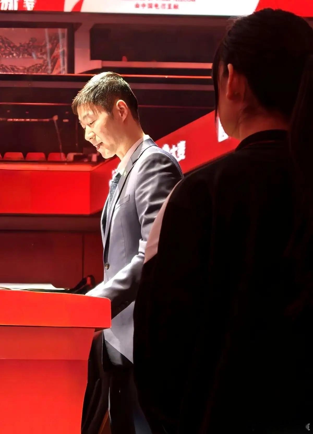 看到王励勤出来发言，突然有点恍惚。印象里，他还是那个刚上任时，会亲自带着小队员们