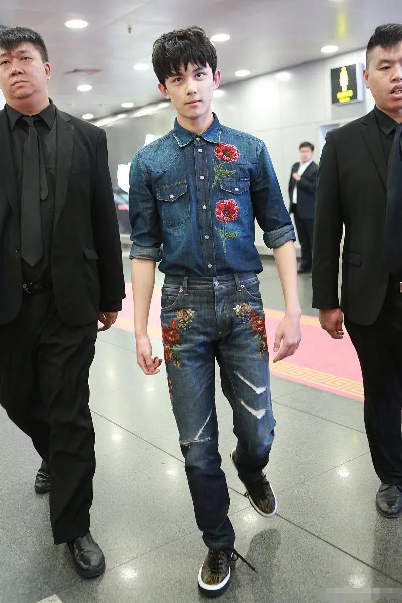 行走的花蝴蝶，恐怕是，遇到对手了！看来，要想穿得花，还好看！首先得有个高颜值！其