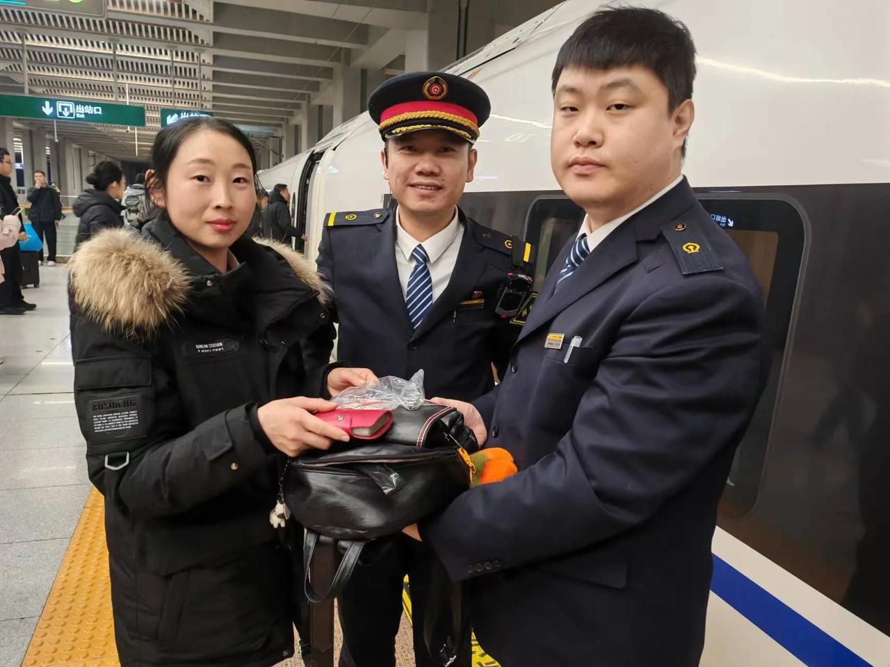 6件黄金首饰失而复得
11 月 29 日，由沈阳客运段动车三队担当的G964 次