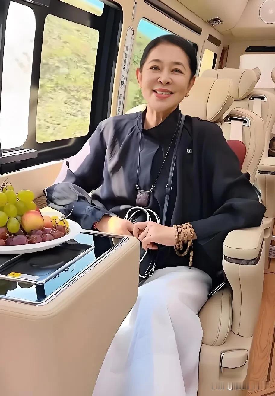 倪萍老师，

也有这么尴尬的时候，

倒不是说她主持出了岔子，而是她在录节目的时