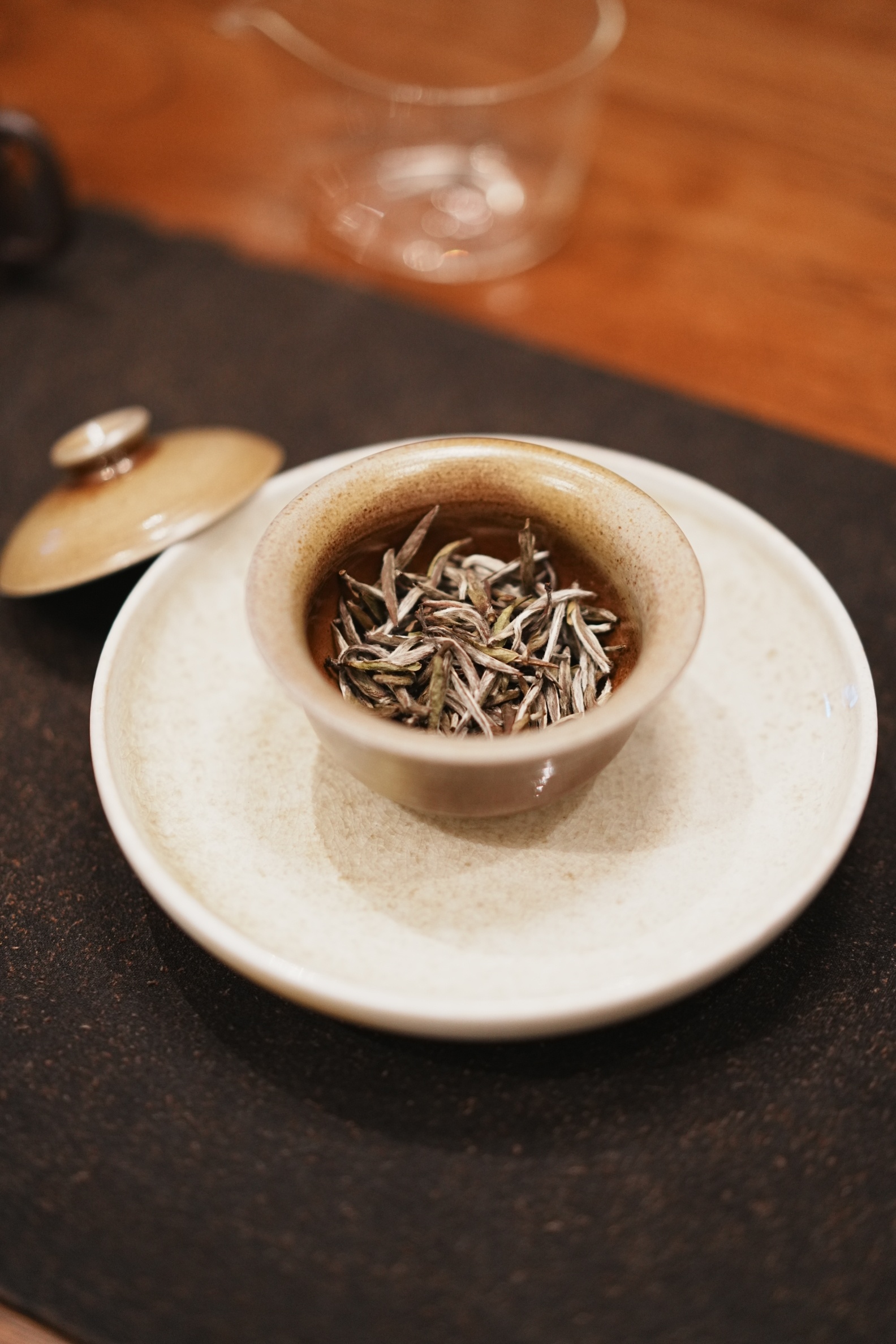 一直有人问我：器皿，真的会影响一款茶的表现吗？今天晚上，我认真做了一次对比实验。