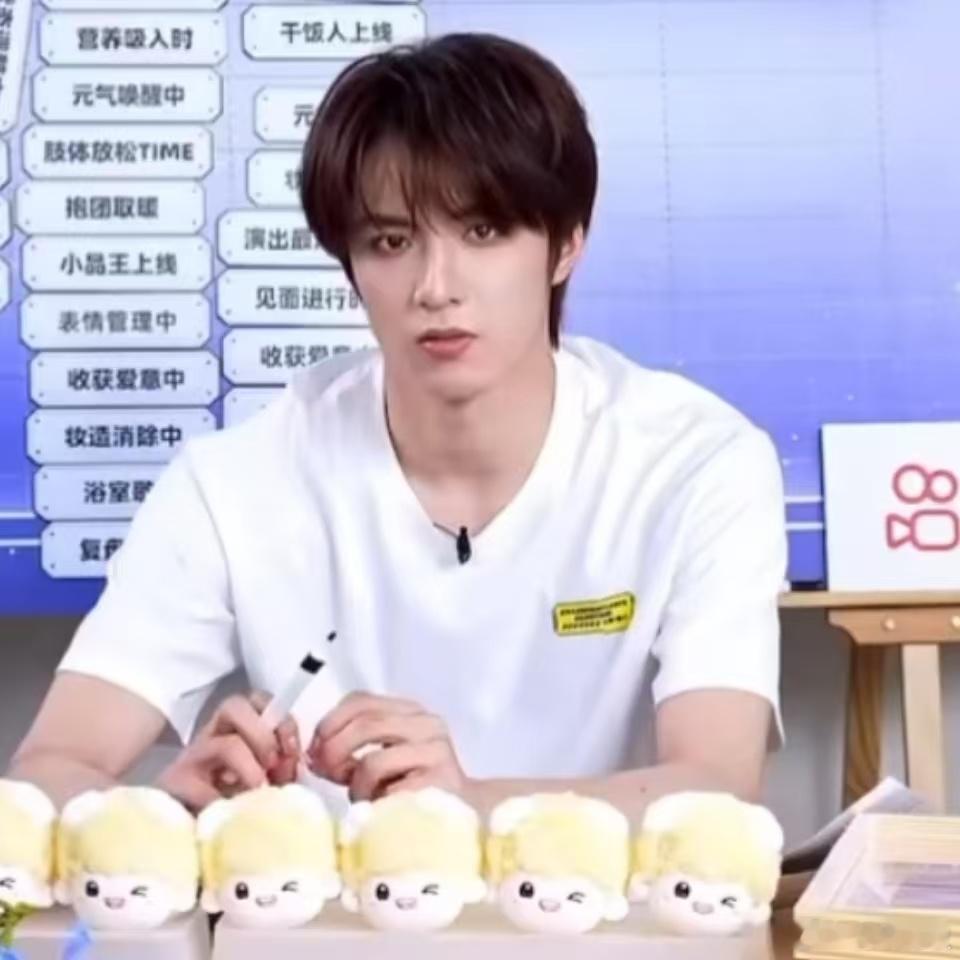 刘耀文说想尝试美甲刘耀文说演唱会后发新歌刘耀文说想尝试美甲，好好，好好好哇哇哇 