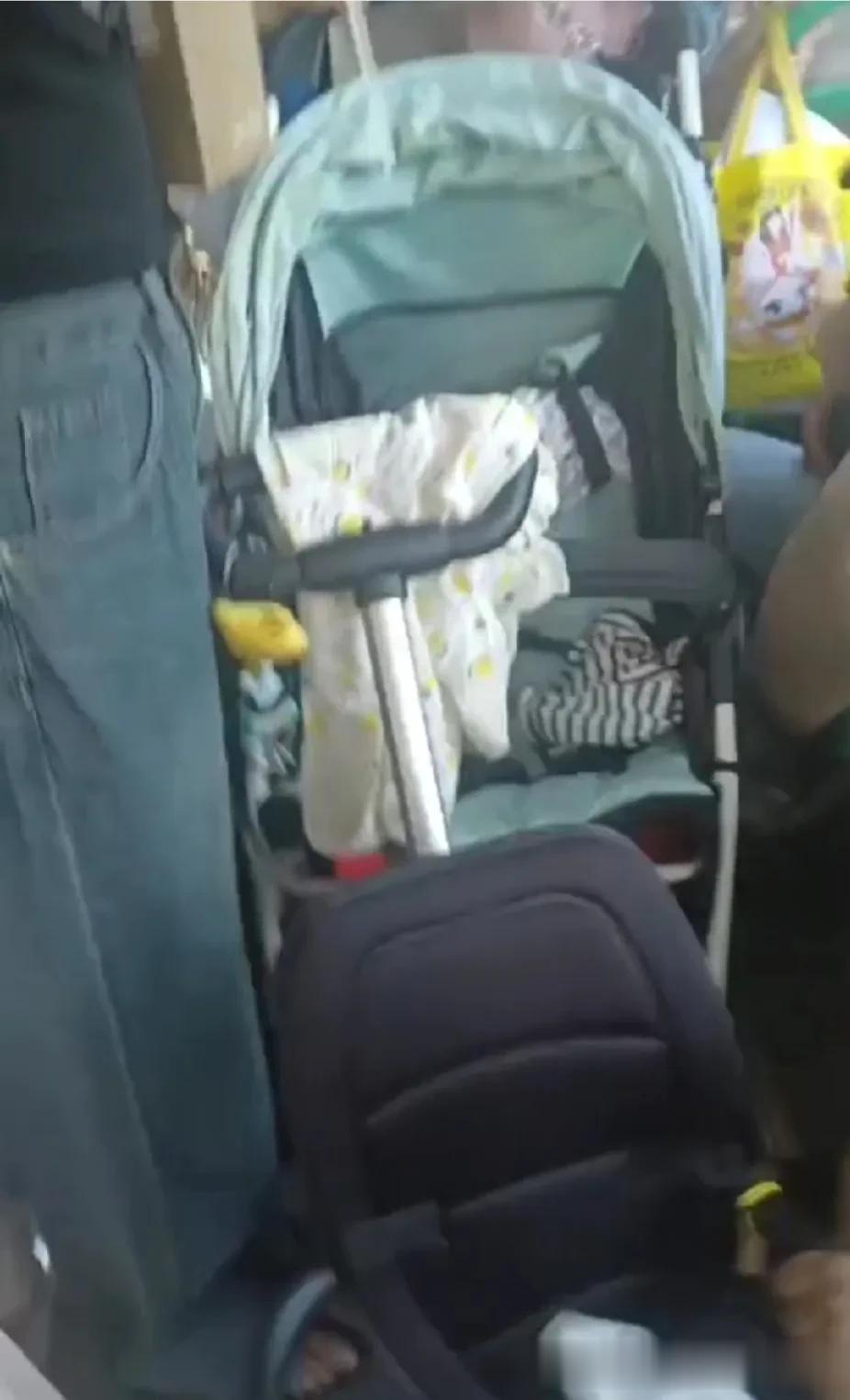 本来就是小的公交车被这两张婴儿车挤满了，人又多 