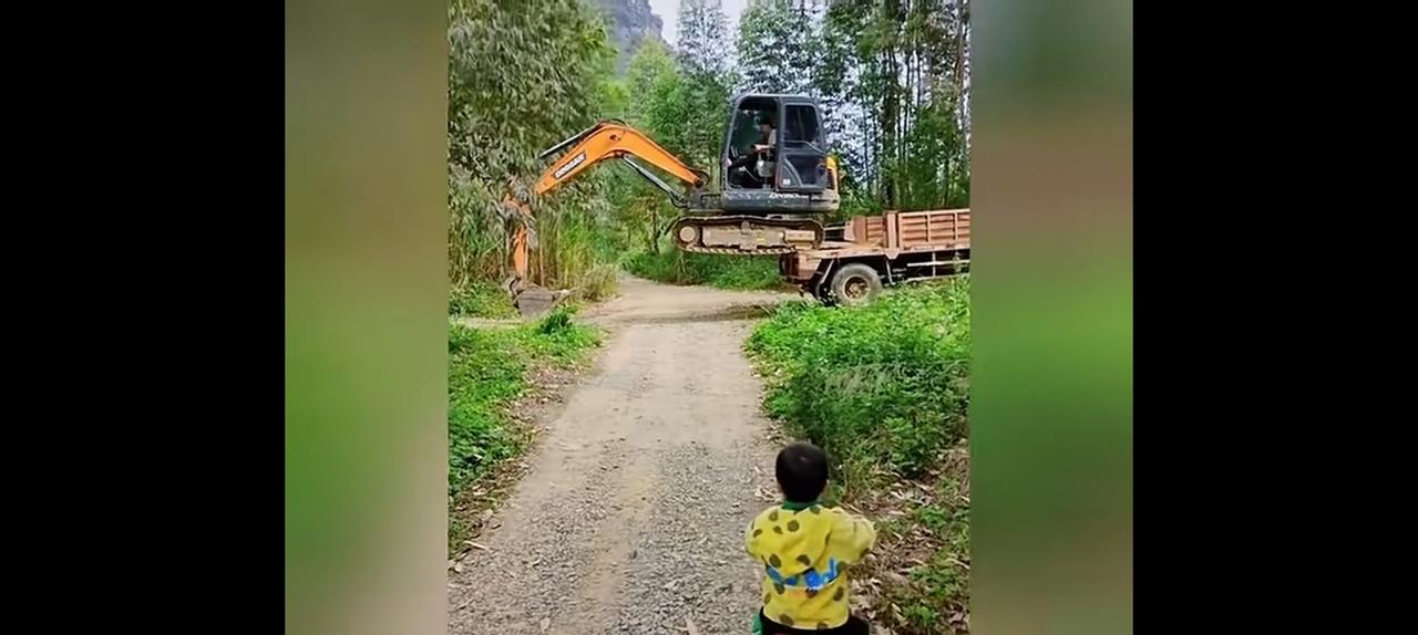 说是小男孩被这一幕震惊到了。不要说他了，我都被深深的震撼了！您看这个动作的巧妙，