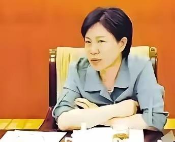 2010年秋天，中纪委调查组走进江苏省财政厅张美芳的办公室，拉开抽屉，一张面额一