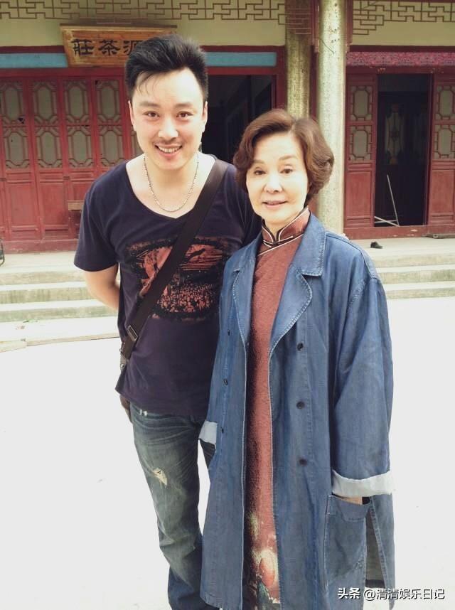 有认识这两位是谁的吗

明星娱乐
